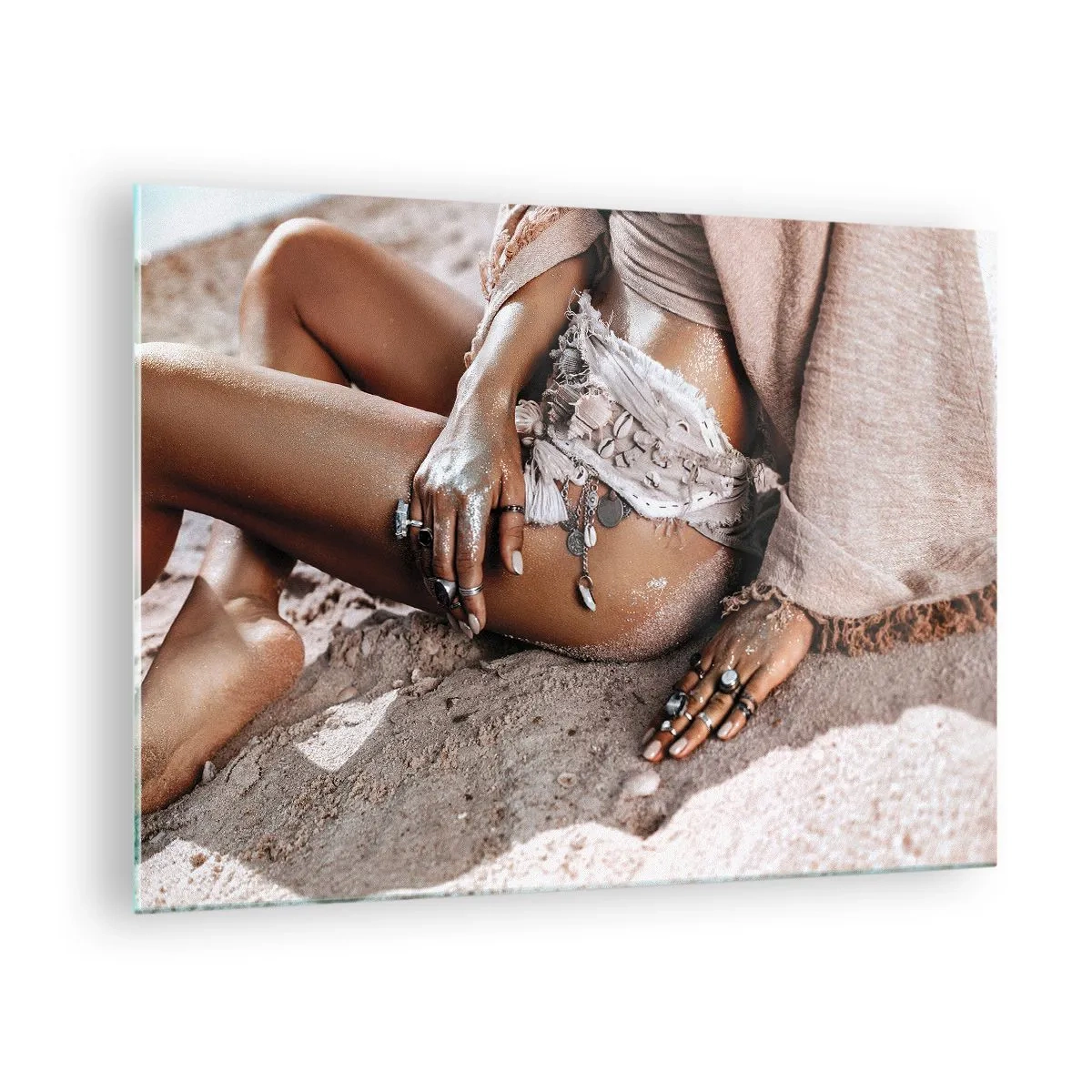 Obraz na szkle - Kobieca sylwetka na piaszczystej plaży - 70x50cm - Wyrzucona przez fale? - Nowoczesna dekoracja ścienna do salonu i sypialni ARTTOR