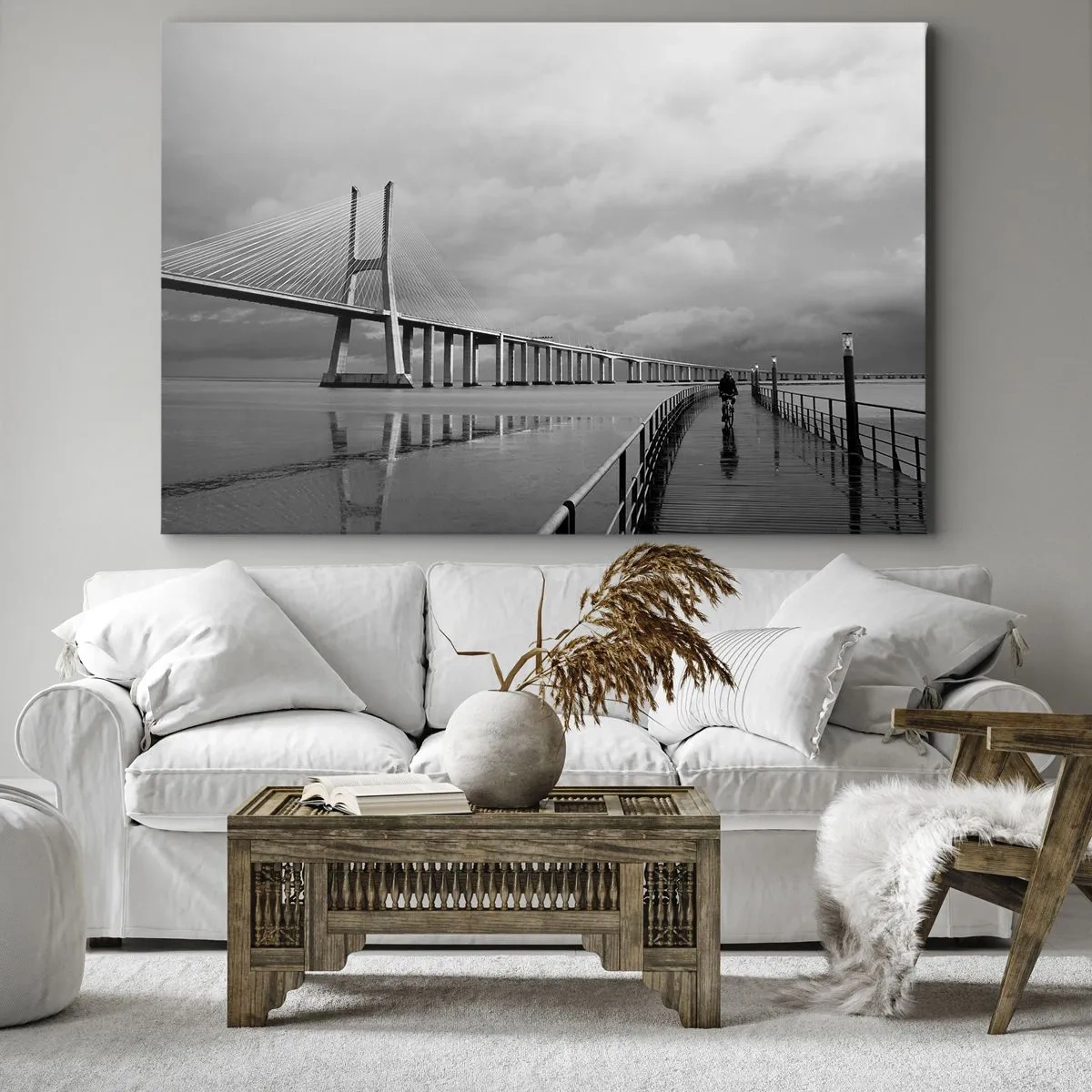 Obraz na płótnie - Most wiszący nad wodą w czarno-białej tonacji - 70x50cm - Każdemu co mu się należy - Nowoczesna dekoracja ścienna do salonu i sypialni ARTTOR