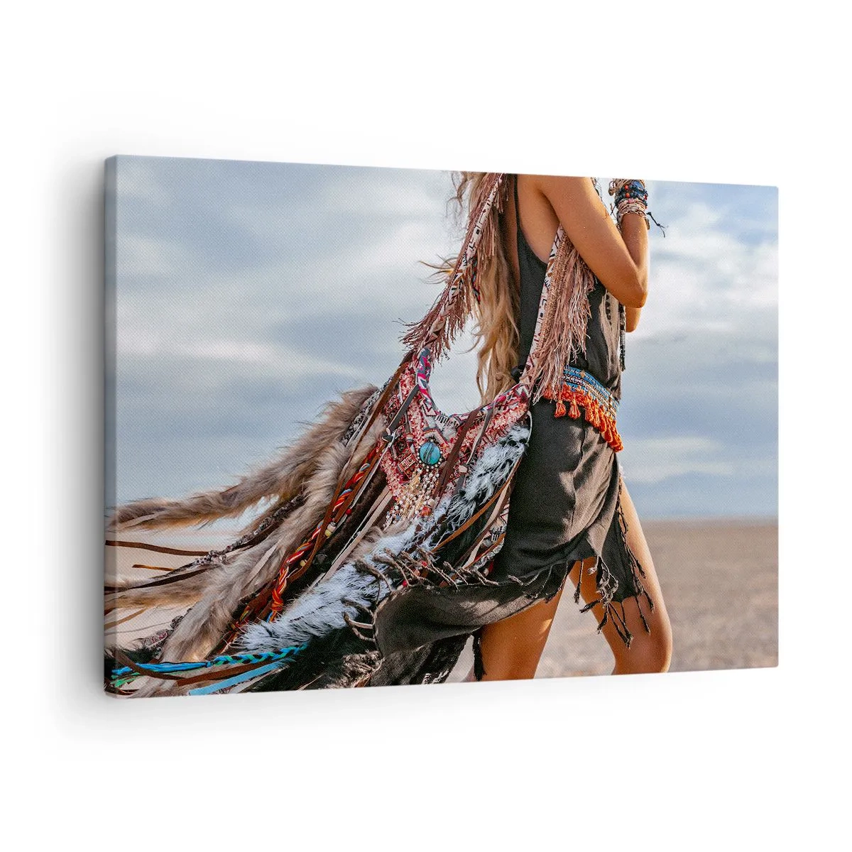 Obraz na płótnie - Kobieta w stylizacji boho z detalami piór i biżuterii - 70x50cm - Dziewczyna szamana - Nowoczesna dekoracja ścienna do salonu i sypialni ARTTOR
