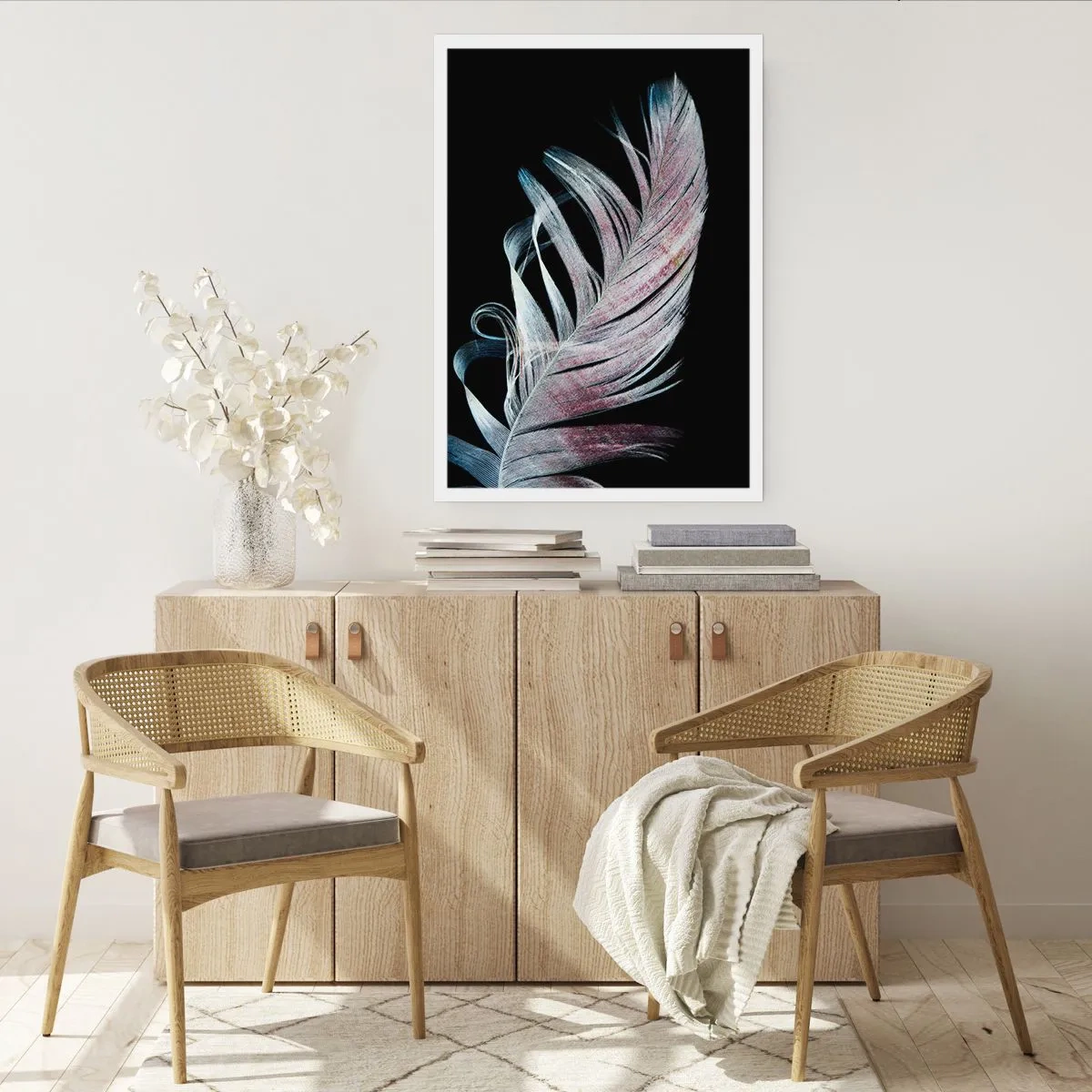 Plakat - Pióro w delikatnych odcieniach różu i błękitu na czarnym tle - 50x70cm - Pomyśl o dotyku - Nowoczesna dekoracja ścienna do salonu, kuchni i sypialni ARTTOR