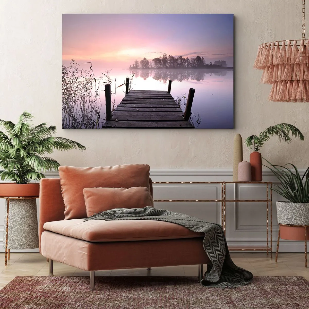 Obraz na płótnie - Pomost nad jeziorem o świcie z mgłą i pastelowym niebem - 70x50cm - Z liliowej mgły... - Nowoczesna dekoracja ścienna do salonu i sypialni ARTTOR