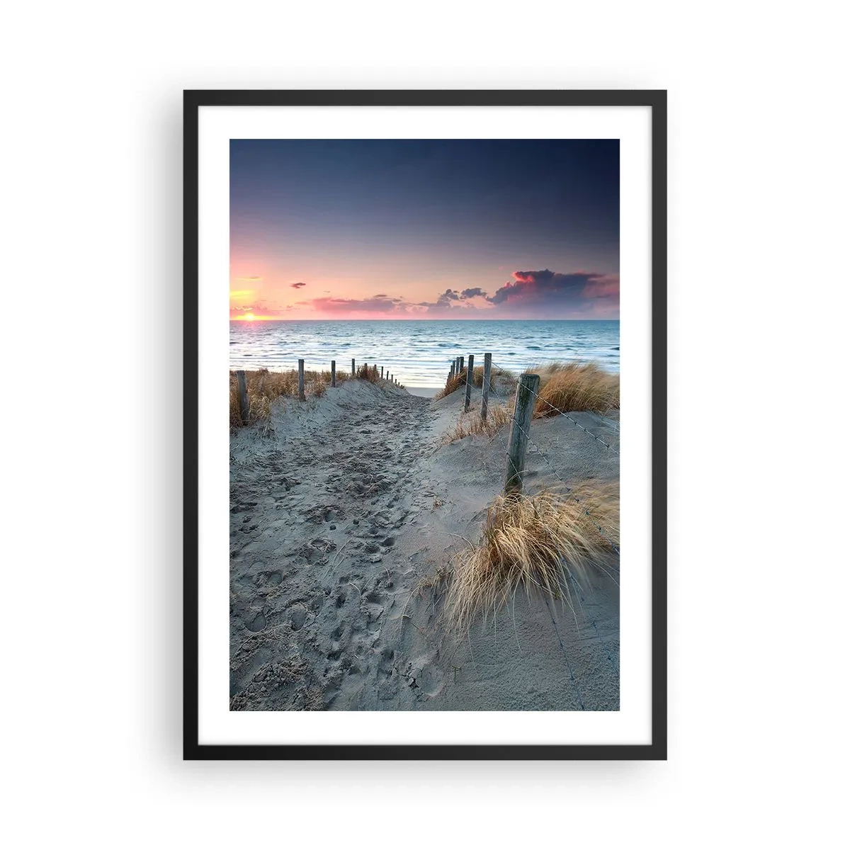 Plakat w czarnej ramie - Plażowa ścieżka o zachodzie słońca z widokiem na morze - 50x70cm - Rozlałeś tęczę blasków promienistą… - Nowoczesna dekoracja ścienna do salonu i sypialni ARTTOR