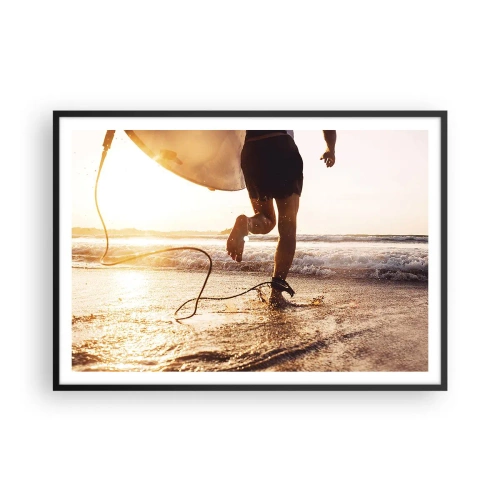 Plakat w czarnej ramie - Surfer biegnący po plaży z deską w blasku słońca - 100x70cm - Na spotkanie fali - Nowoczesna dekoracja ścienna do salonu i sypialni ARTTOR