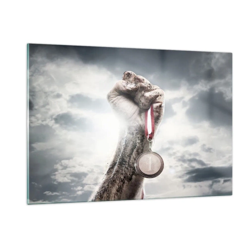 Obraz na szkle - Ręka trzymająca medal na tle chmur - 120x80cm - Per aspera ad astra - Nowoczesna dekoracja ścienna do salonu, kuchni i sypialni ARTTOR