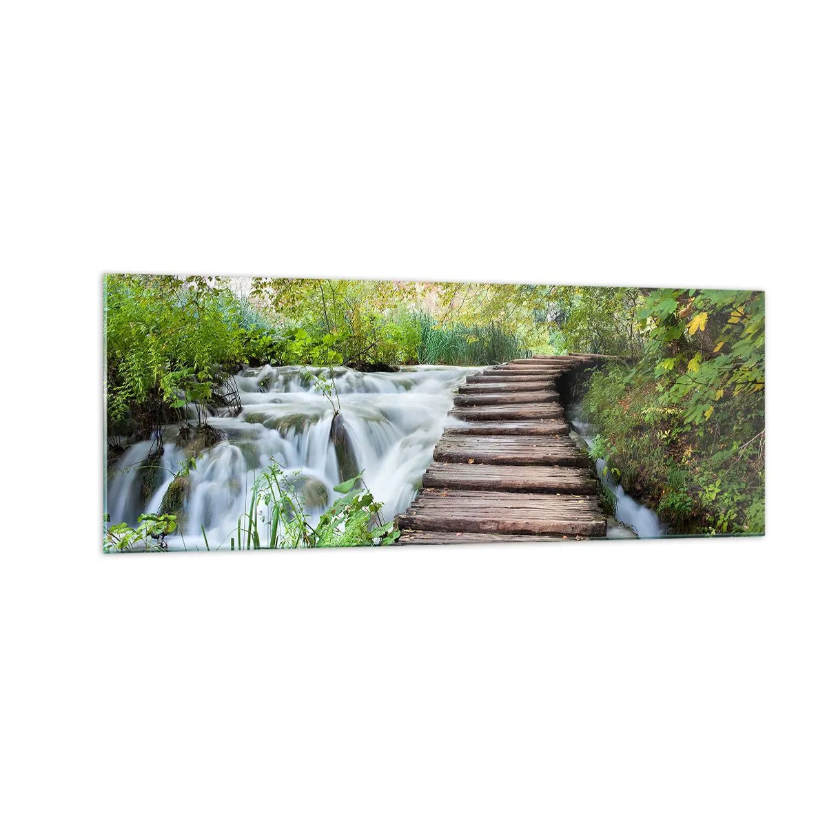Obraz na szkle - Drewniany pomost nad wodospadem otoczonym bujną zielenią lasu. - 140x50cm - Wcale nie cicha woda - Nowoczesna dekoracja ścienna do salonu i sypialni ARTTOR