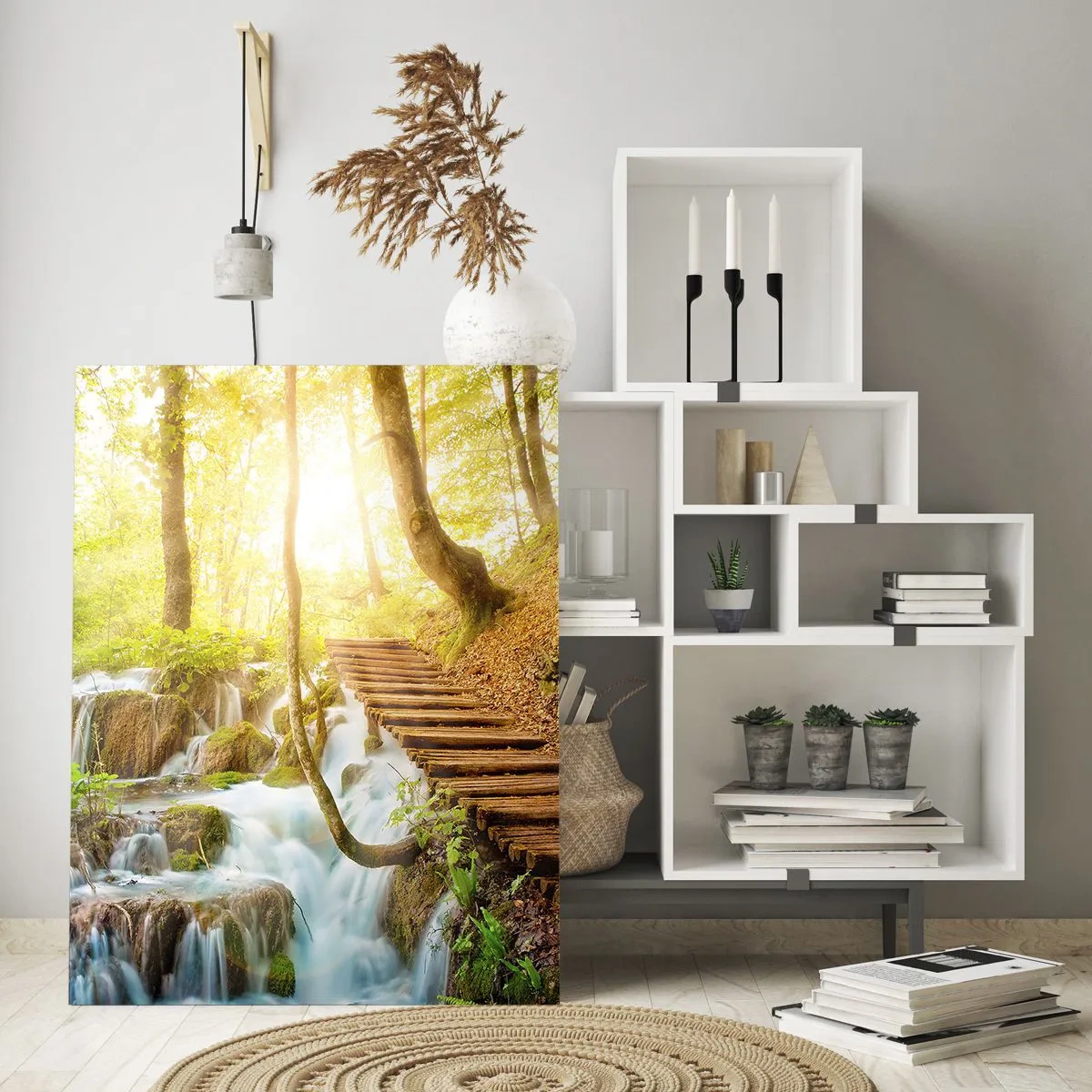 Obraz na szkle - Leśny wodospad z drewnianą ścieżką oświetlony promieniami słońca - 50x70cm - Upragniony chłód - Nowoczesna dekoracja ścienna do salonu, kuchni i sypialni ARTTOR