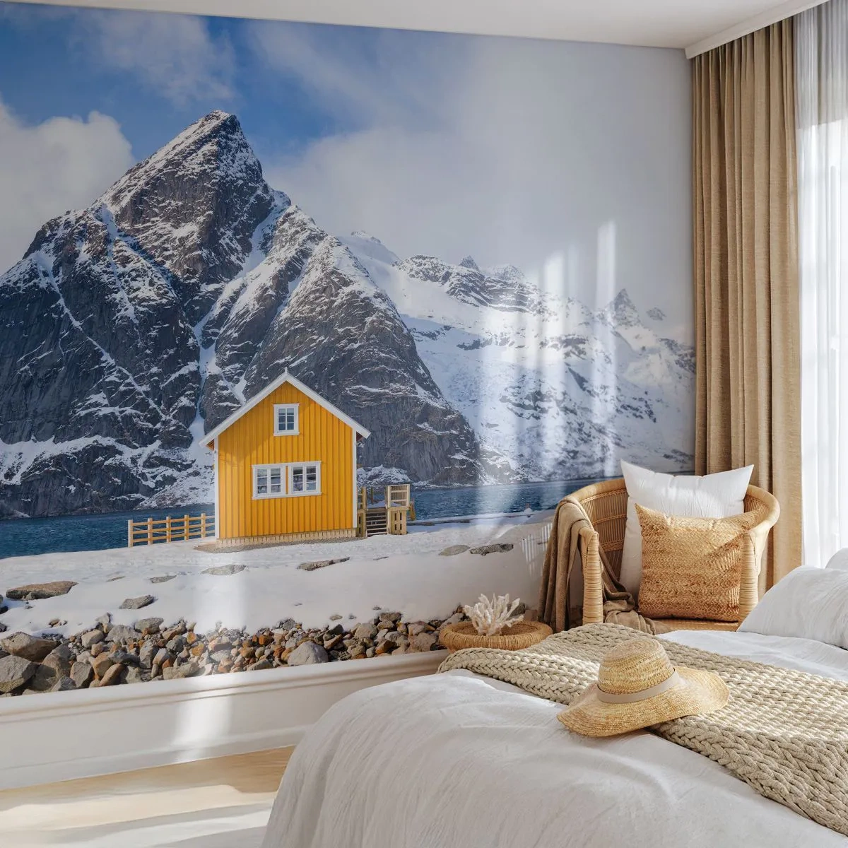 Fototapeta Premium Sand - Żółty domek na tle ośnieżonych gór i fiordu - 100x70cm - Skandynawskie wakacje - Nowoczesna dekoracja ścienna do salonu, kuchni i sypialni ARTTOR