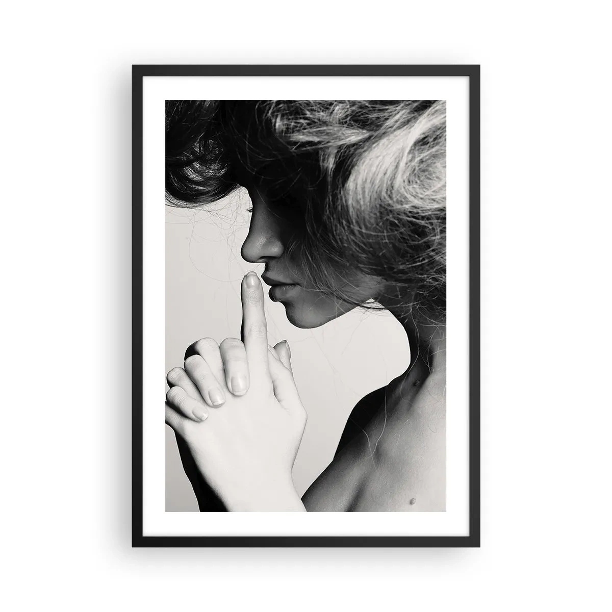 Plakat w czarnej ramie - Portret kobiety w geście ciszy - 50x70cm - Zasłuchana w sobie - Nowoczesna dekoracja ścienna do salonu i sypialni ARTTOR