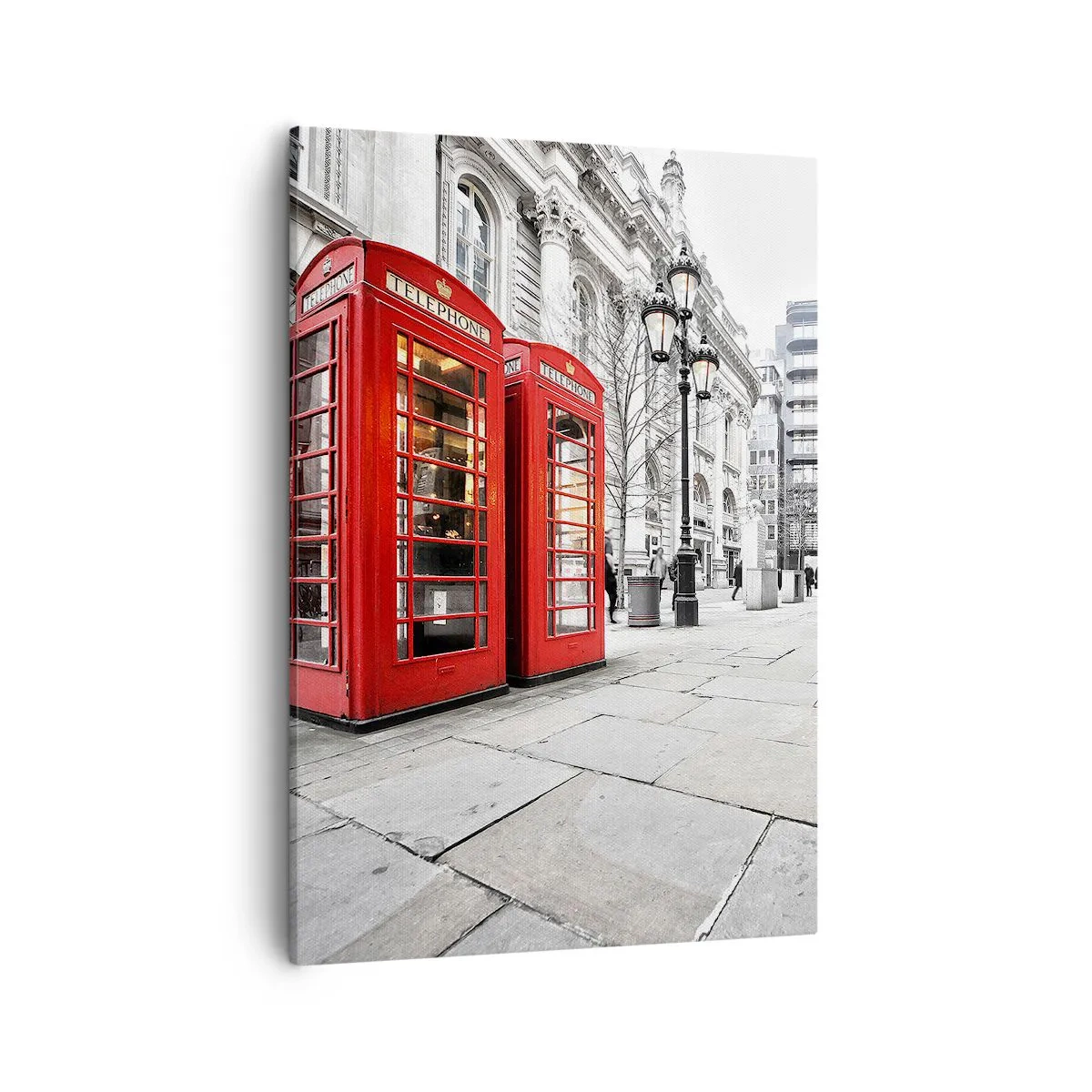 Obraz na płótnie - Czerwone budki telefoniczne na tle klasycznej architektury - 50x70cm - Welcome to London - Nowoczesna dekoracja ścienna do salonu, kuchni i sypialni ARTTOR