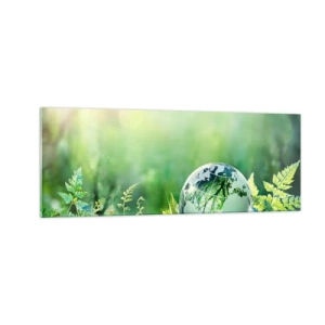 Obraz na szkle - Kryształowa kula ziemska wśród zieleni na tle natury - 140x50cm - Zielona planeta - Nowoczesna dekoracja ścienna do salonu i sypialni ARTTOR