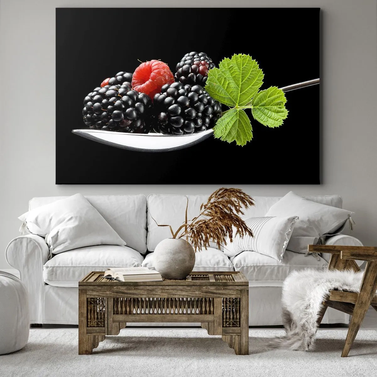 Obraz na płótnie - Jeżyny i maliny na łyżeczce z listkiem na czarnym tle - 70x50cm - Smak świeżości - Nowoczesna dekoracja ścienna do salonu i sypialni ARTTOR