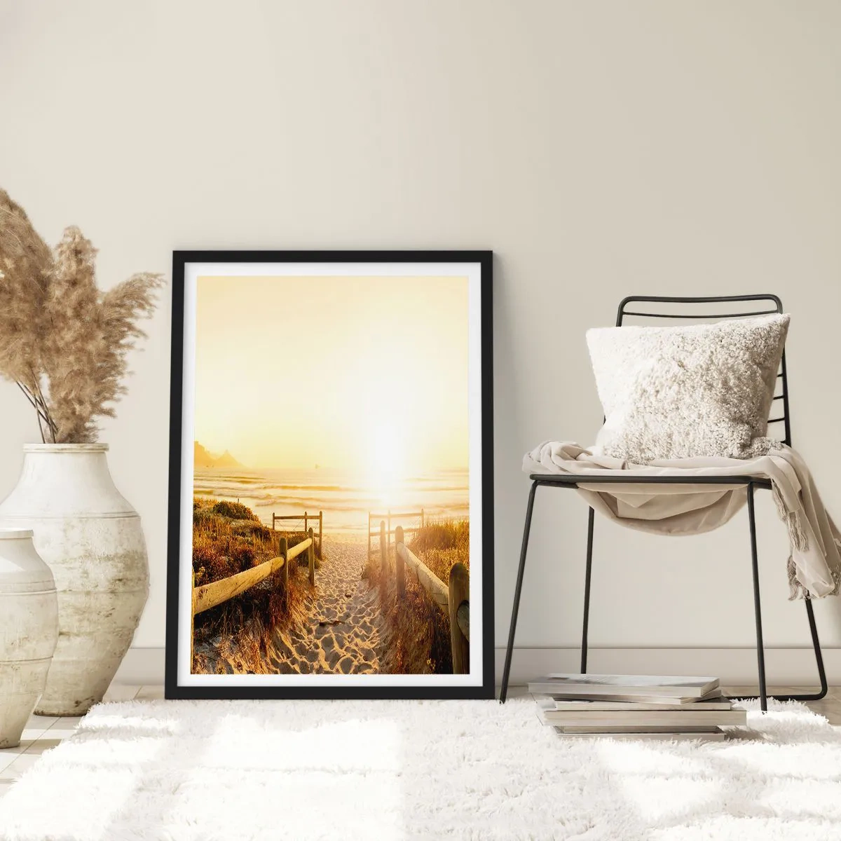Plakat w czarnej ramie - Ścieżka na plażę oświetloną promieniami zachodzącego słońca - 50x70cm - Przez wydmę, w stronę słońca - Nowoczesna dekoracja ścienna do salonu i sypialni ARTTOR