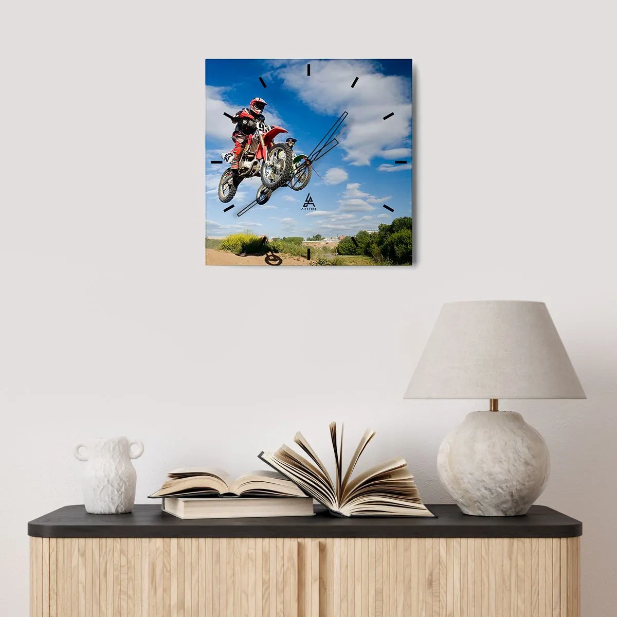 Zegar ścienny - Zawodnicy na motocyklach crossowych w powietrzu podczas skoku - 30x30cm - Podniebny skok - Nowoczesna dekoracja ścienna do salonu i sypialni ARTTOR