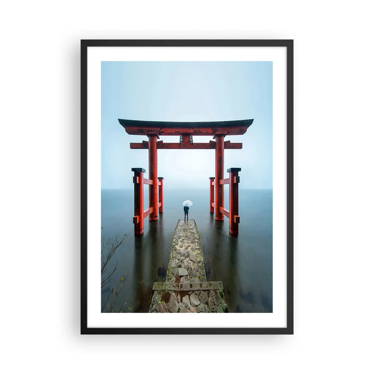 Plakat w czarnej ramie - Czerwone torii na tle spokojnej wody i nieba - 50x70cm - Japońska zaduma - Nowoczesna dekoracja ścienna do salonu i sypialni ARTTOR