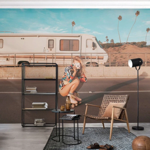 Fototapeta Samoprzylepna Deluxe Sticker - Uśmiech, proszę! - Krajobraz, Kamper, Kobieta - 350x256 cm