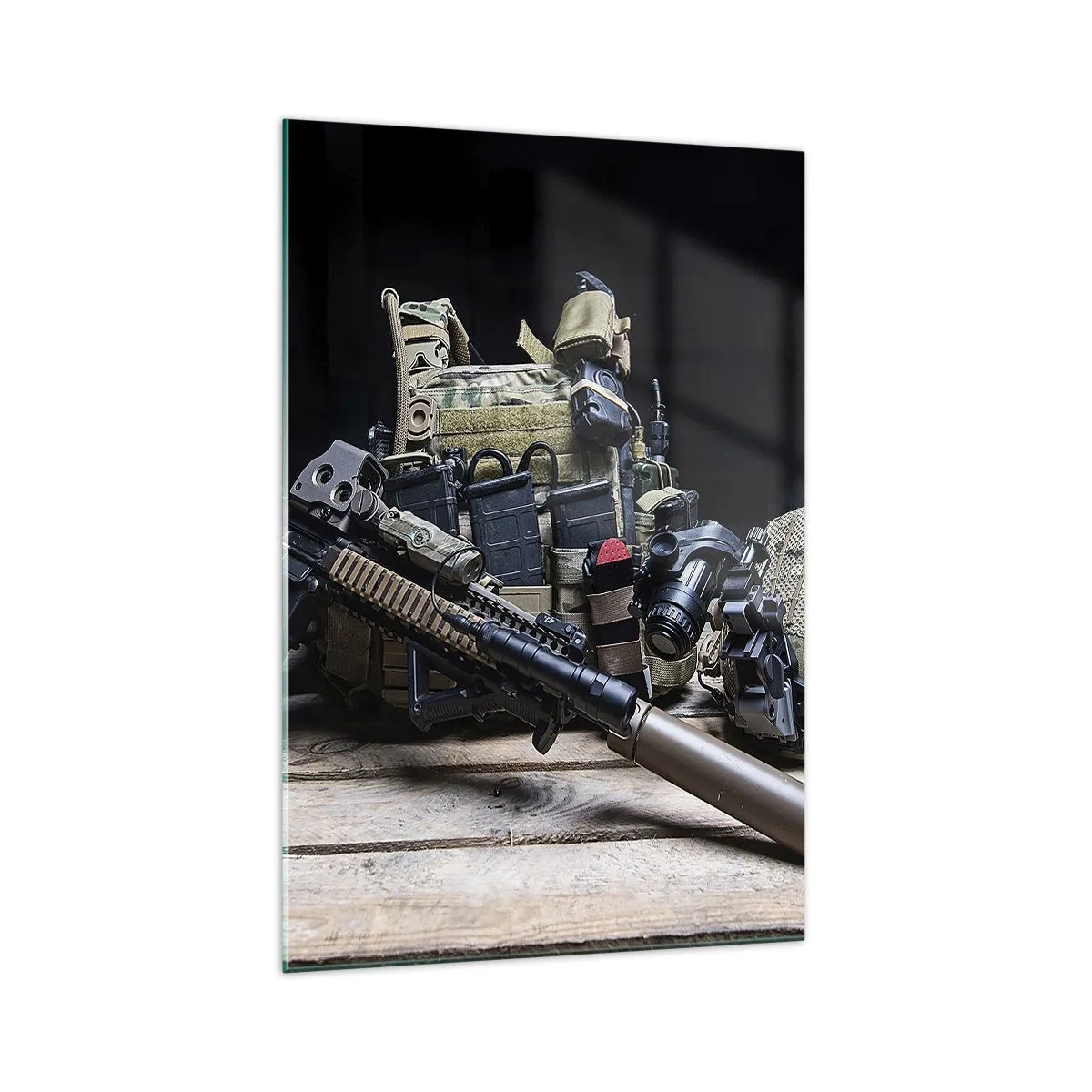 Obraz na szkle - Wyposażenie taktyczne z karabinem na drewnianym stole - 70x100cm - Spocznij! - Nowoczesna dekoracja ścienna do salonu i sypialni ARTTOR