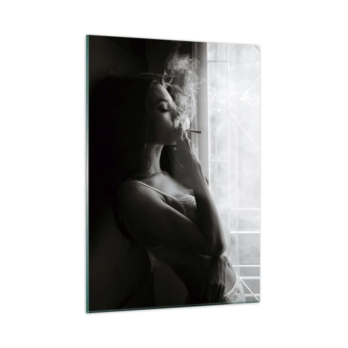 Obraz na szkle - Kobieta paląca przy oknie w czerni i bieli - 50x70cm - Zmysłowa chwila - Nowoczesna dekoracja ścienna do salonu, kuchni i sypialni ARTTOR