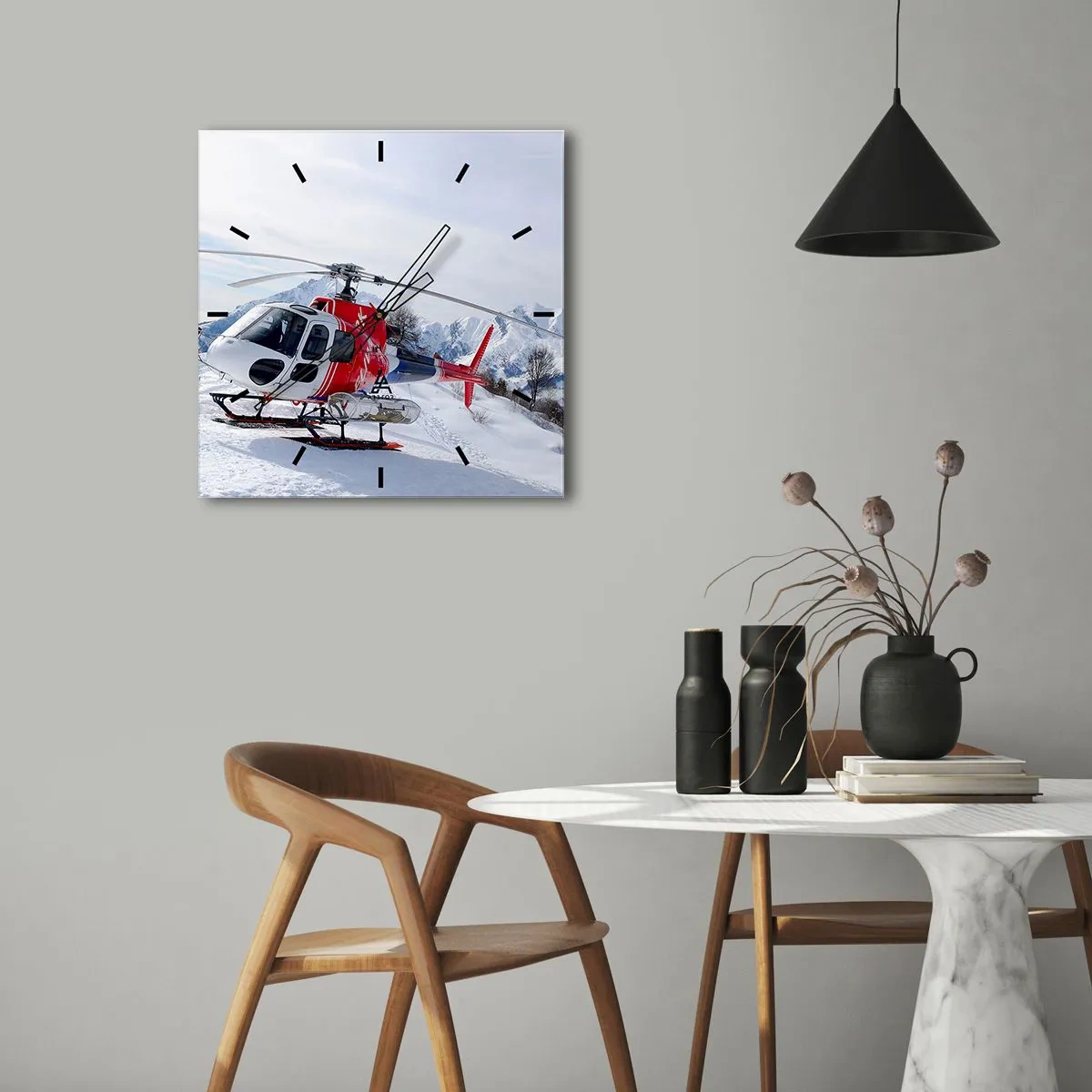 Zegar ścienny - Czerwony helikopter na śnieżnym tle z górskim krajobrazem - 30x30cm - Zawsze gotowy - Nowoczesna dekoracja ścienna do salonu i sypialni ARTTOR