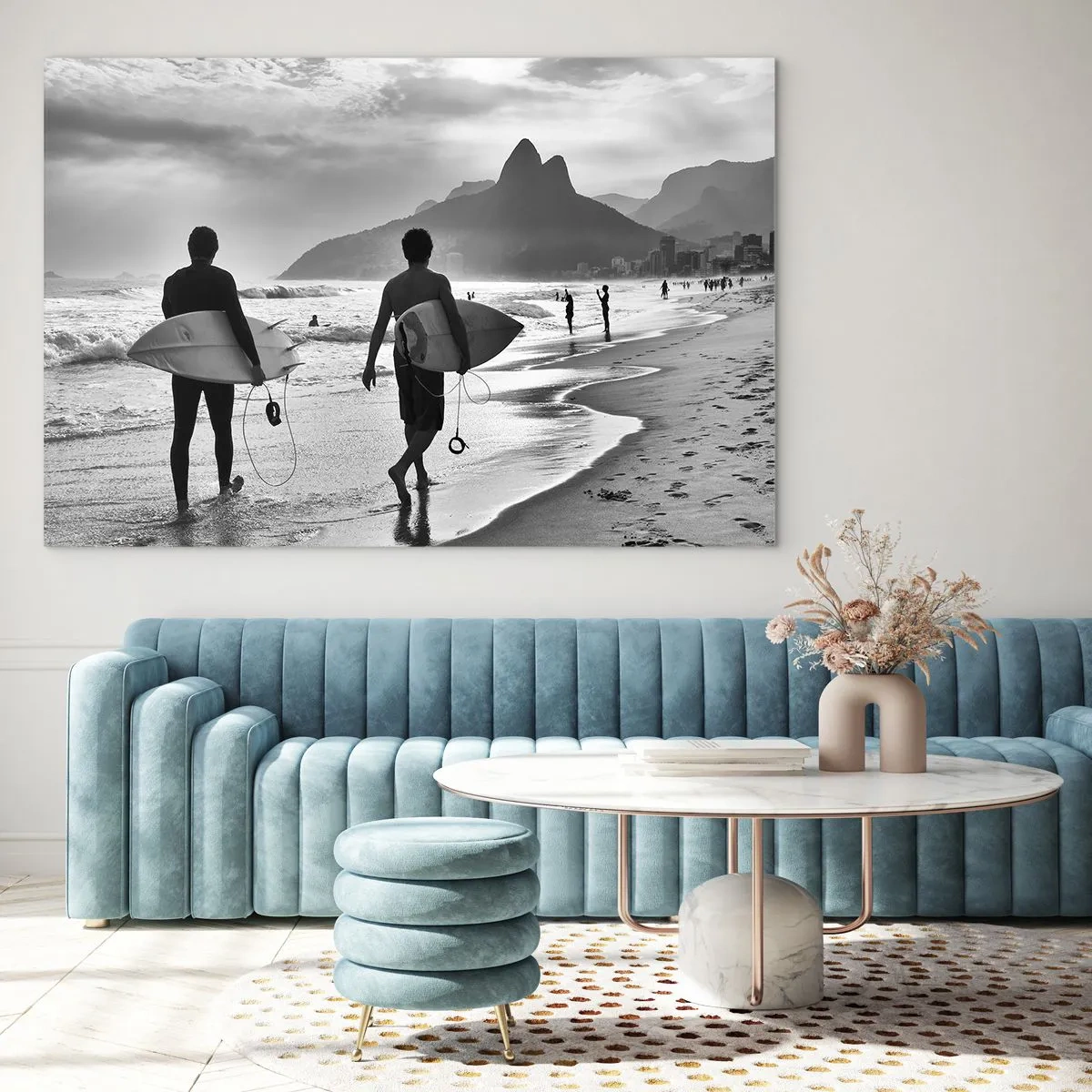 Obraz na szkle - Surferzy na plaży z deskami, czarno-biała kompozycja - 70x50cm - Samba na jedną falę - Nowoczesna dekoracja ścienna do salonu i sypialni ARTTOR