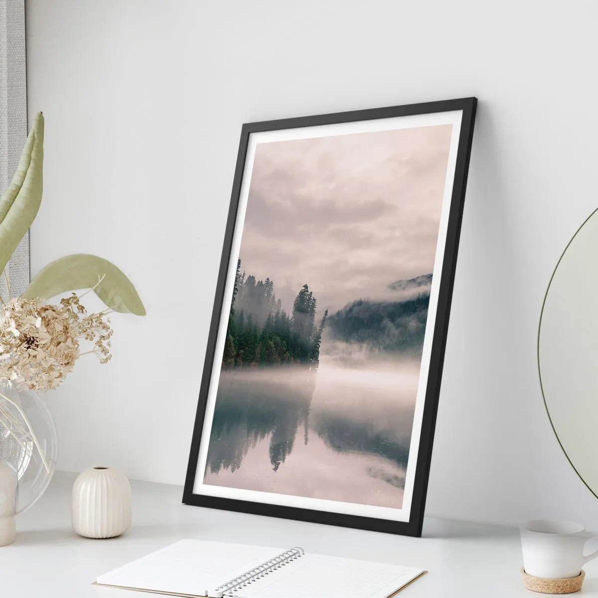Plakat w czarnej ramie - Zamglony las odbijający się w spokojnej tafli jeziora - 50x70cm - W zadumie, we mgle - Nowoczesna dekoracja ścienna do salonu i sypialni ARTTOR