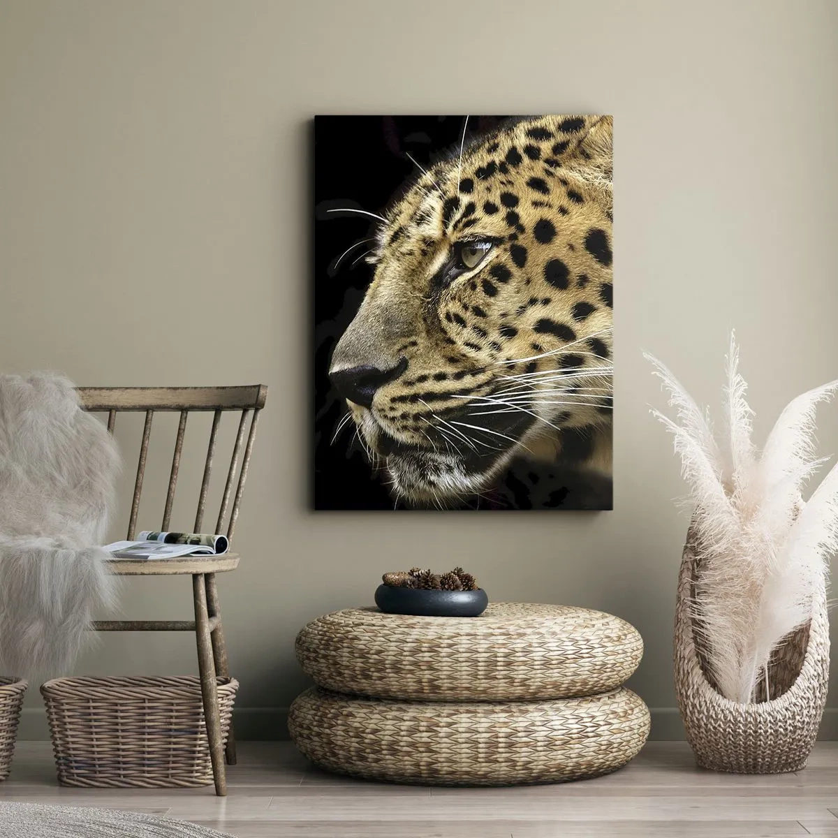 Obraz na płótnie - Profil lamparta na czarnym tle - 50x70cm - Spokojny, skupiony, gotowy - Nowoczesna dekoracja ścienna do salonu, kuchni i sypialni ARTTOR