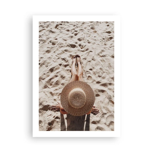 Plakat - Osoba opalająca się na plaży, widok z góry z dużym kapeluszem na tle piasku - 50x70cm - Wymarzony czas - Nowoczesna dekoracja ścienna do salonu, kuchni i sypialni ARTTOR