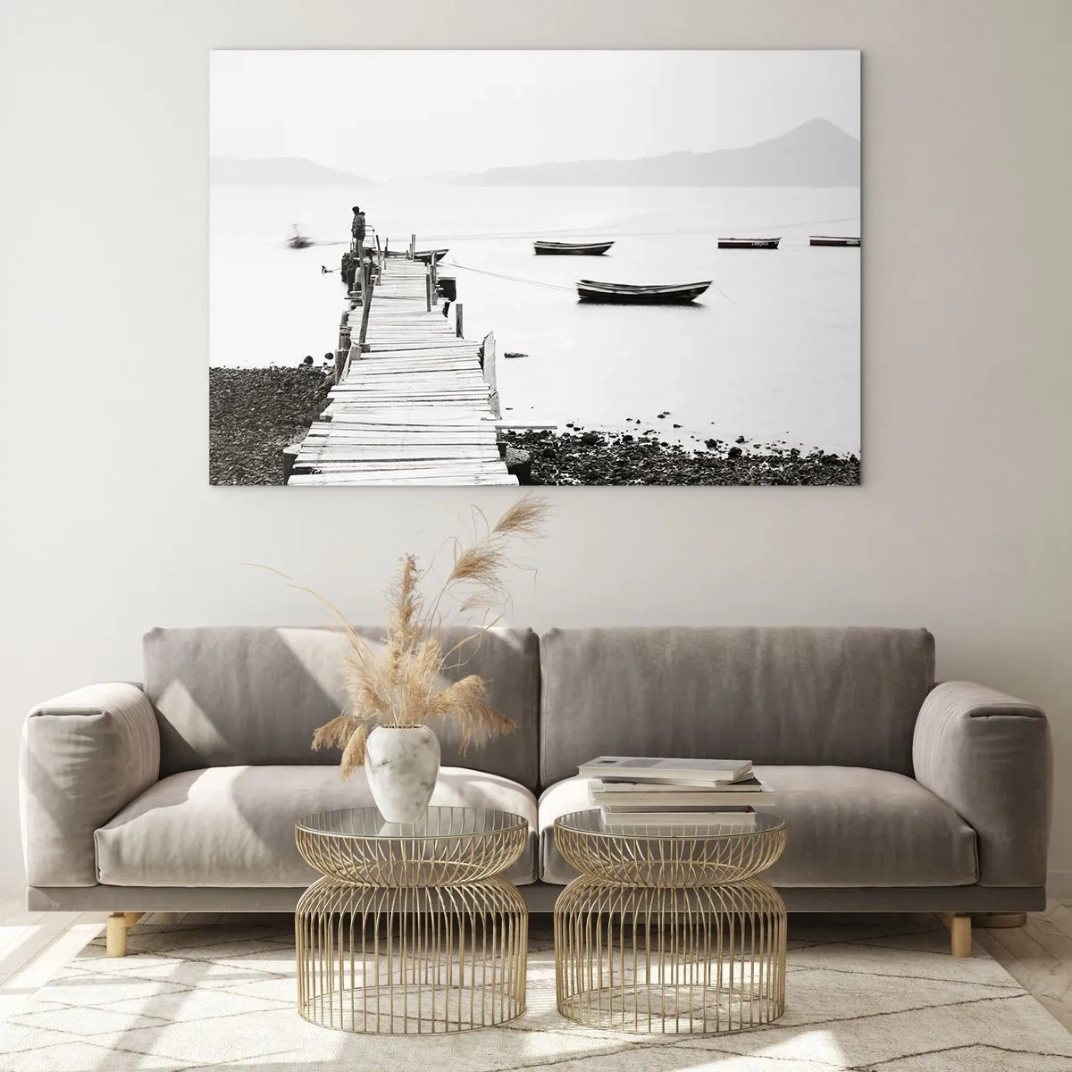 Obraz na szkle - Czarno-biały widok drewnianego pomostu nad jeziorem - 120x80cm - Nad wodą cichą i czystą - Nowoczesna dekoracja ścienna do salonu, kuchni i sypialni ARTTOR