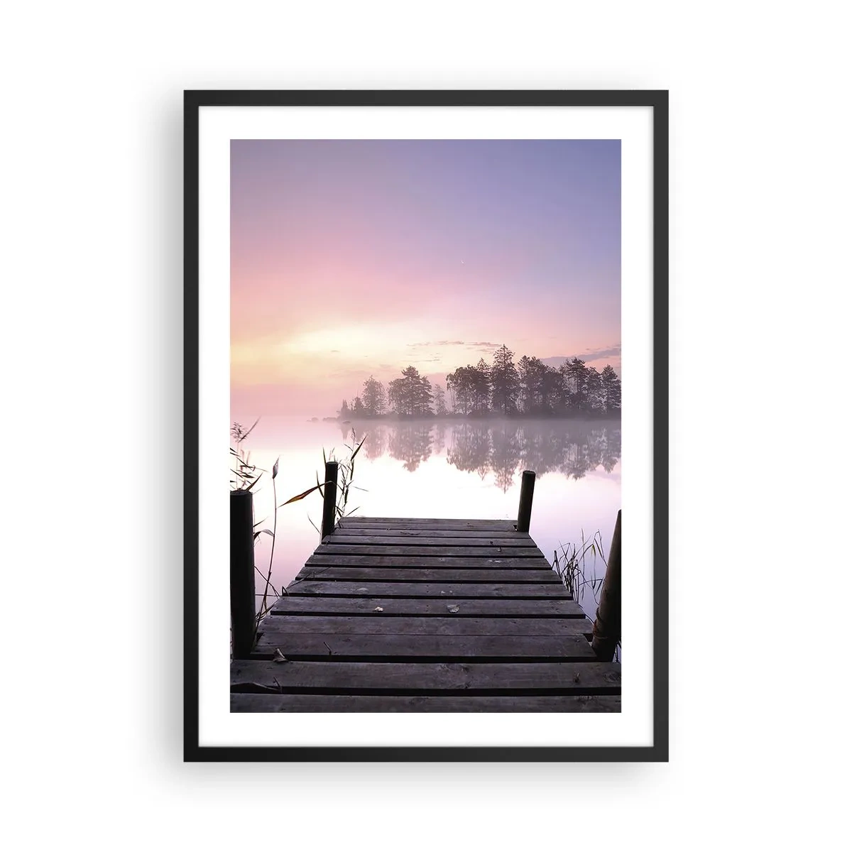Plakat w czarnej ramie - Pomost nad jeziorem o poranku w pastelowych barwach - 50x70cm - Z liliowej mgły... - Nowoczesna dekoracja ścienna do salonu i sypialni ARTTOR