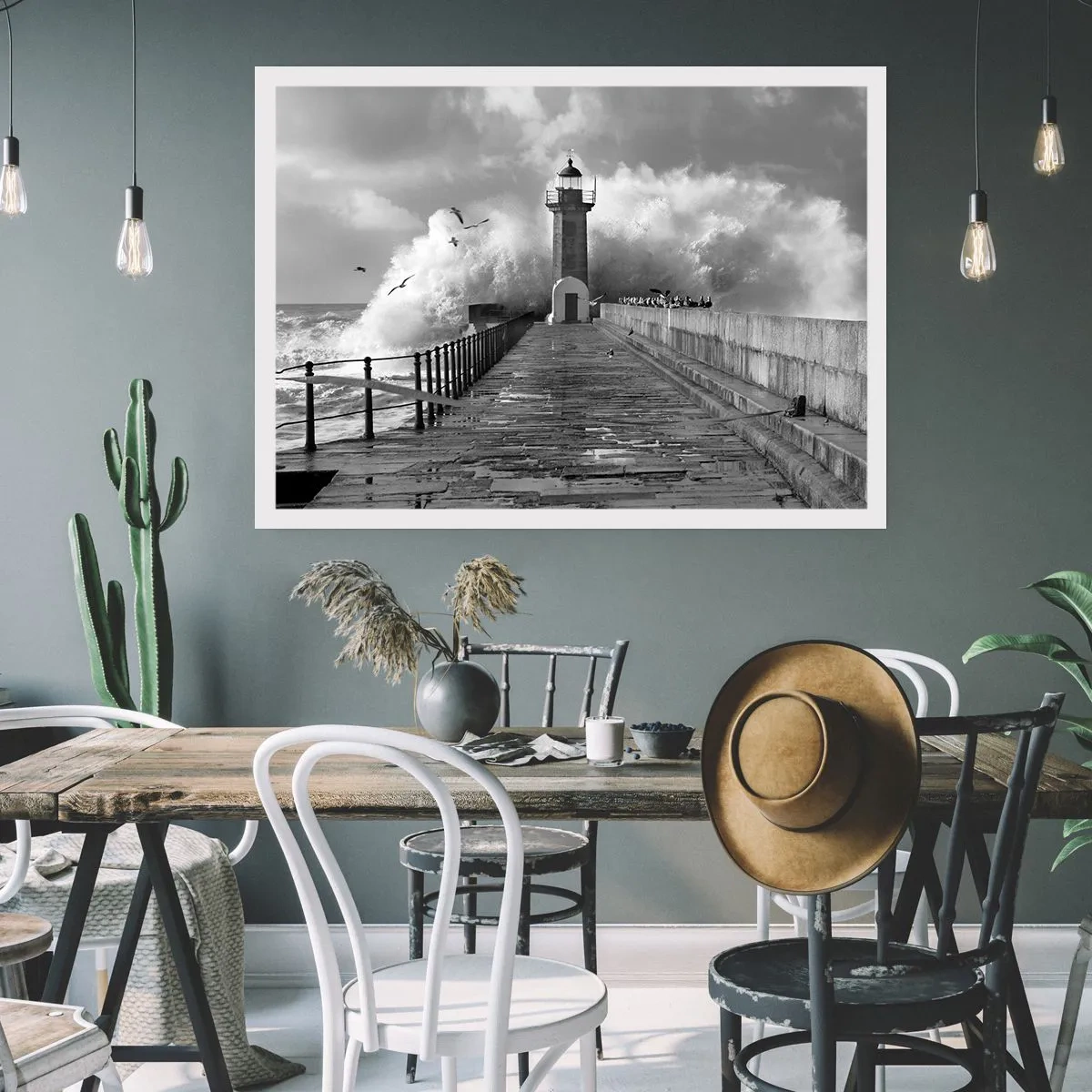 Plakat - Latarnia morska otoczona przez fale podczas sztormu - 100x70cm - Nieustraszona  - Nowoczesna dekoracja ścienna do salonu i sypialni ARTTOR