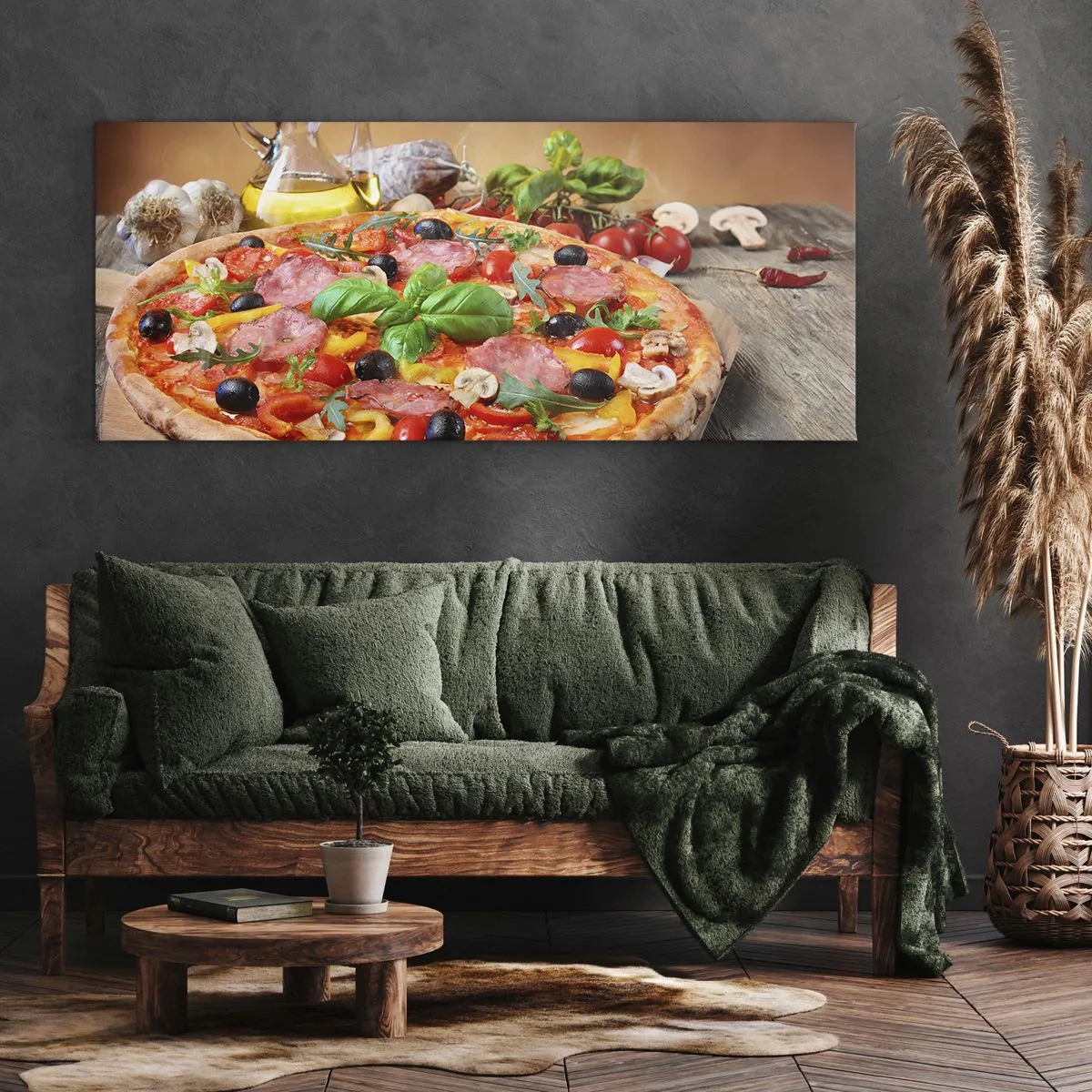 Obraz na płótnie - Apetyczna pizza na drewnianym stole z dodatkami - 140x50cm - Z prawdziwie włoskim smakiem - Nowoczesna dekoracja ścienna do salonu i sypialni ARTTOR