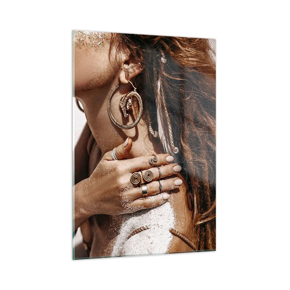 Obraz na szkle - Stylowa kobieta z biżuterią i piaskiem na skórze na plaży - 50x70cm - Królowa dzikiej plaży - Nowoczesna dekoracja ścienna do salonu, kuchni i sypialni ARTTOR