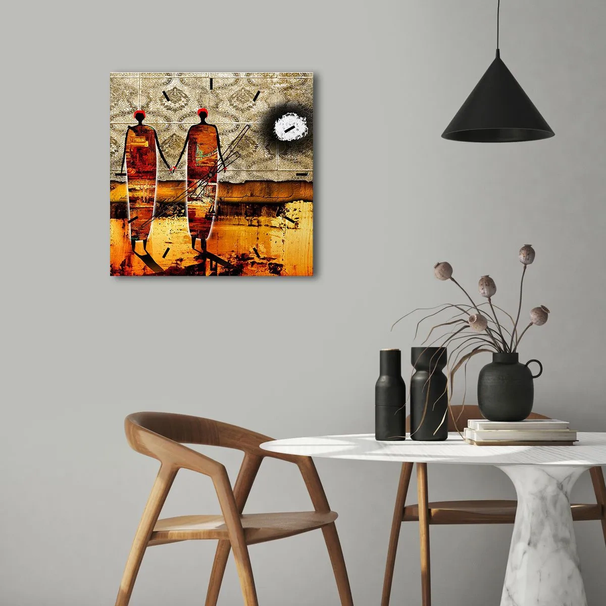 Zegar ścienny - Abstrakcyjna para postaci na tle złotych wzorów i krajobrazu - 30x30cm - Kompozycja etniczna w kolorach Afryki - Nowoczesna dekoracja ścienna do salonu i sypialni ARTTOR