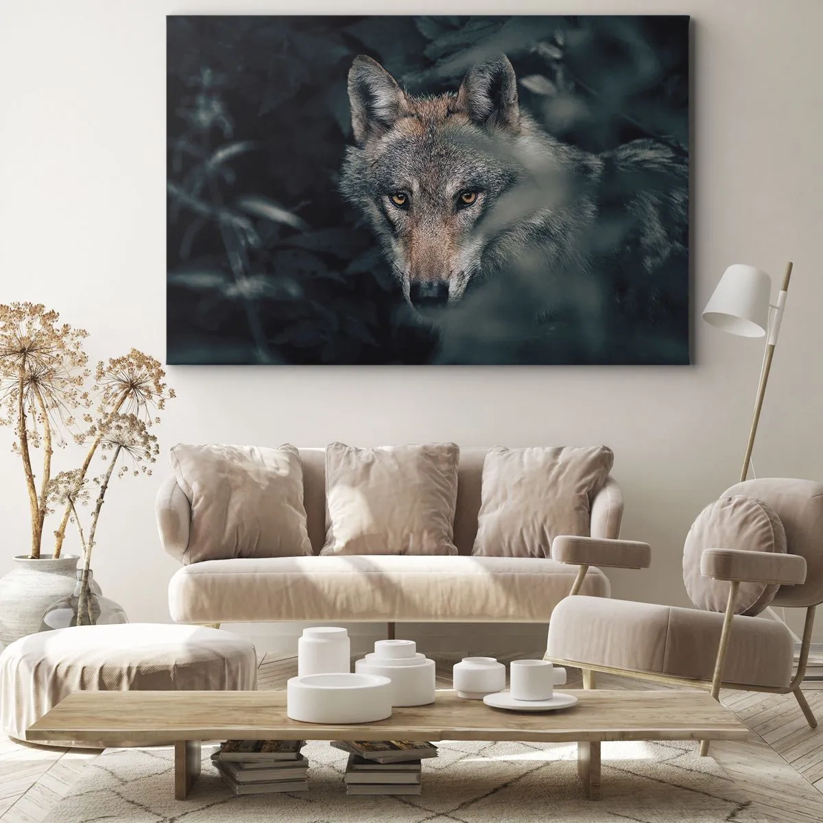Obraz na płótnie - Wilk w naturalnym otoczeniu, spoglądający z głębi lasu - 70x50cm - Łowca - Nowoczesna dekoracja ścienna do salonu i sypialni ARTTOR