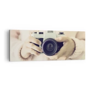 Obraz na płótnie - Retro aparat fotograficzny trzymany w dłoniach na jasnym tle - 140x50cm - By widzieć więcej… - Nowoczesna dekoracja ścienna do salonu i sypialni ARTTOR