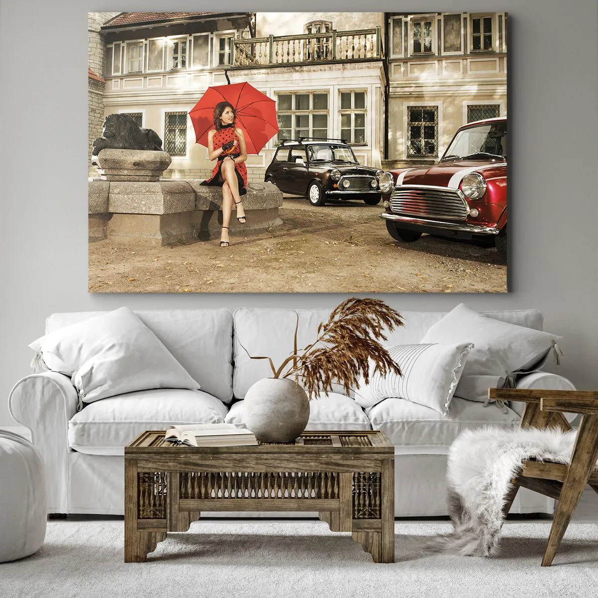Obraz na płótnie - Kobieta z czerwonym parasolem przy klasycznych samochodach - 70x50cm - Minipodróż sentymentalna - Nowoczesna dekoracja ścienna do salonu i sypialni ARTTOR