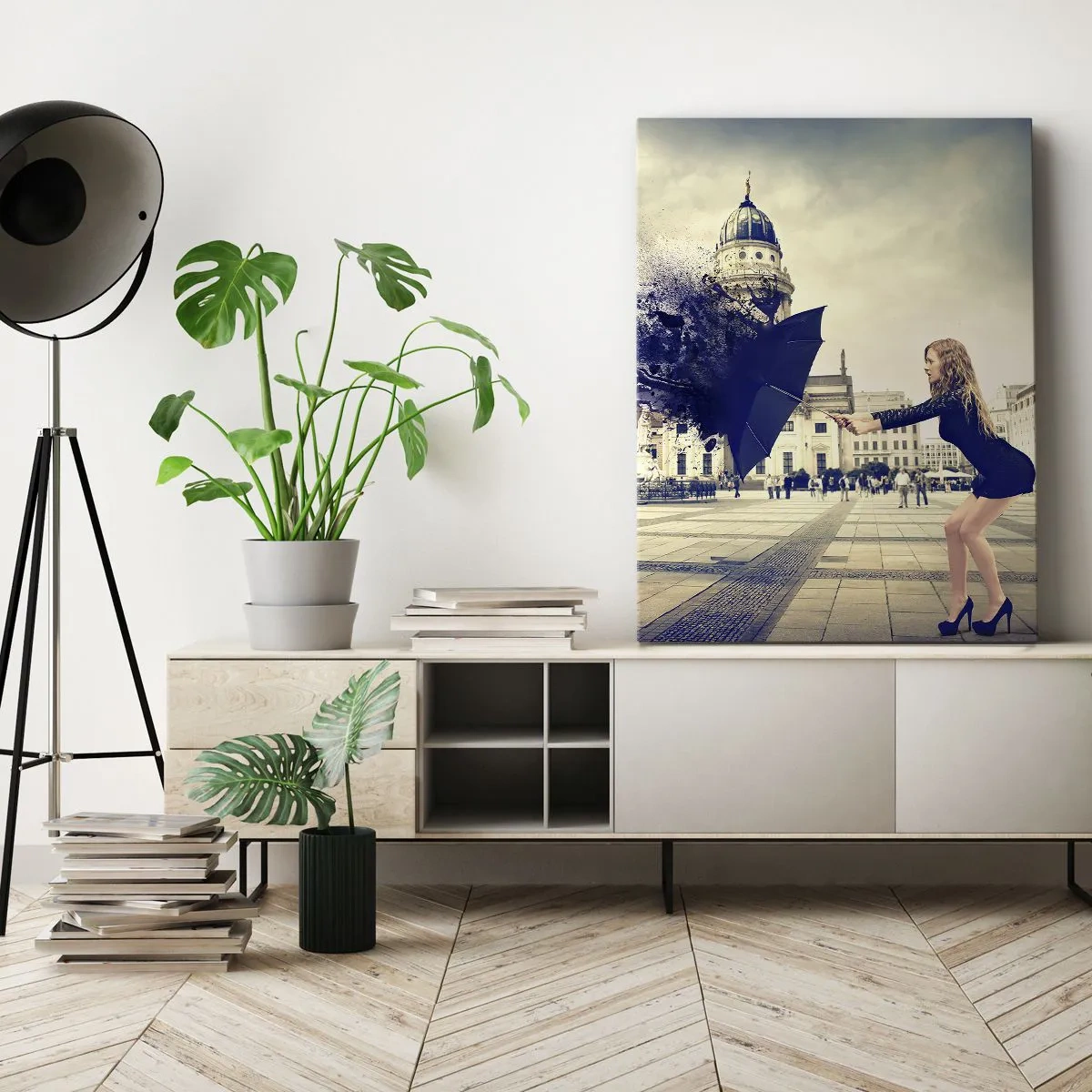 Obraz na płótnie - Kobieta z parasolem w artystycznej eksplozji efektu - 50x70cm - Jest taki wiatr… - Nowoczesna dekoracja ścienna do salonu, kuchni i sypialni ARTTOR