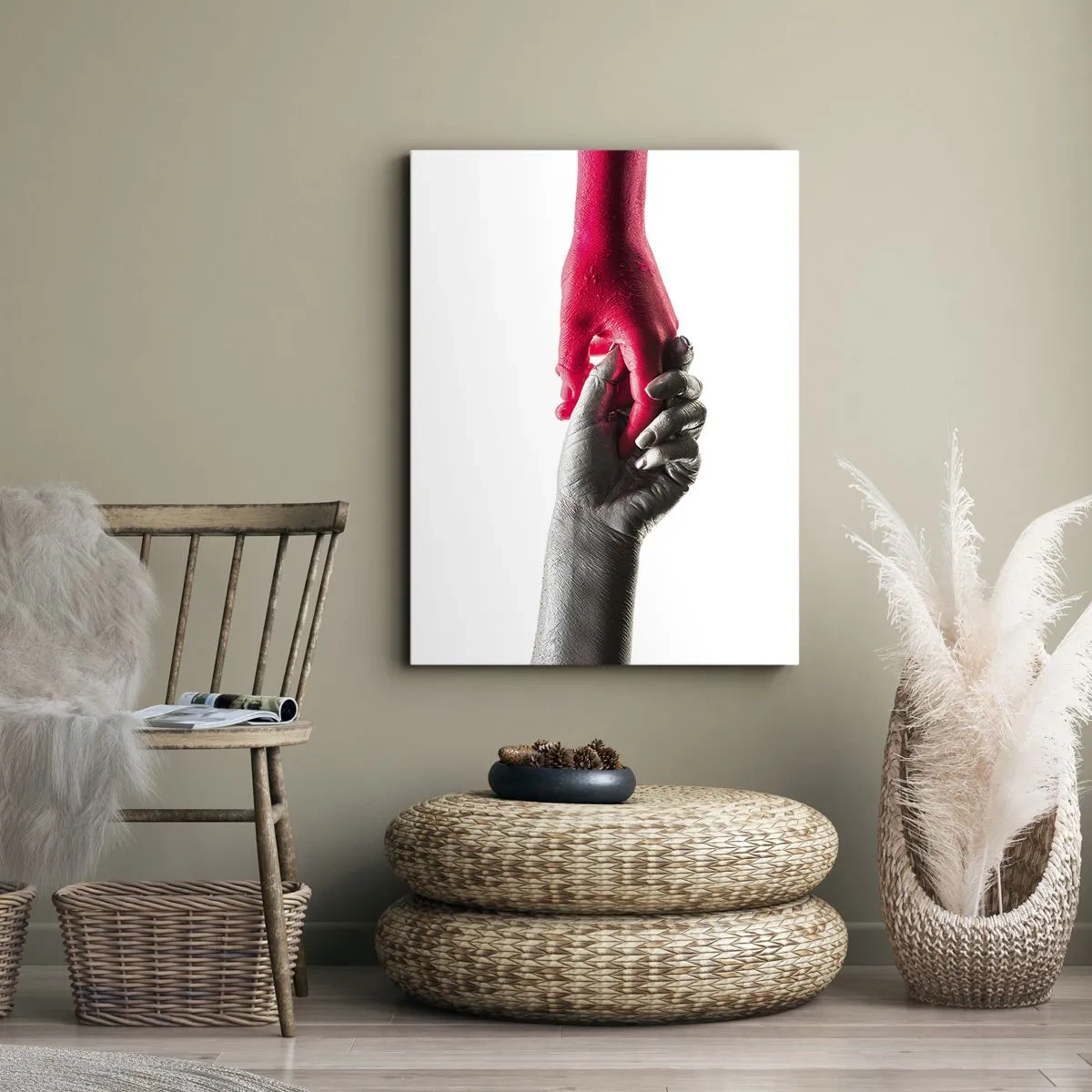 Obraz na płótnie - Czarno-biała dłoń trzymająca intensywnie różową rękę - 50x70cm - Razem, choć inni - Nowoczesna dekoracja ścienna do salonu, kuchni i sypialni ARTTOR