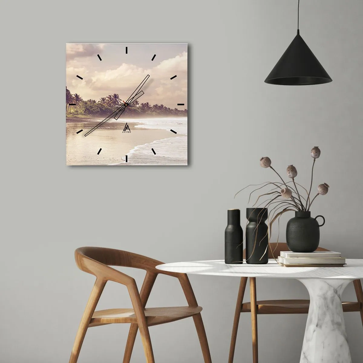 Zegar ścienny - Plaża z palmami i delikatnymi falami o poranku - 30x30cm - Pieszczota fal - Nowoczesna dekoracja ścienna do salonu i sypialni ARTTOR