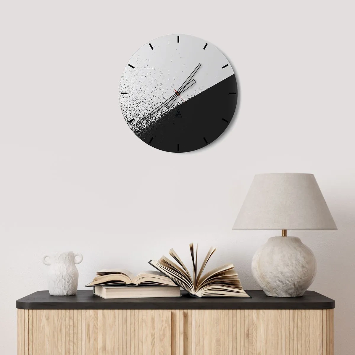 Zegar ścienny - Geometryczna kompozycja w kontrastowej czerni i bieli - 30x30cm - Coraz szybciej, coraz więcej - Nowoczesna dekoracja ścienna do salonu, kuchni i sypialni ARTTOR