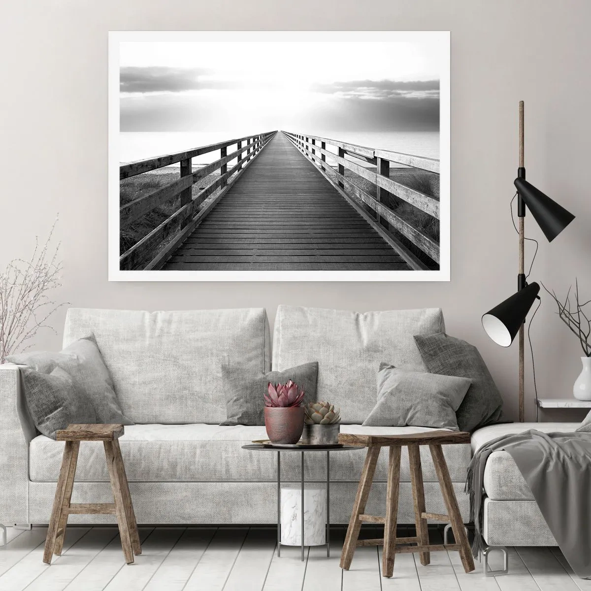 Plakat - Czarno-biały obraz przedstawiający drewniany pomost prowadzący ku horyzontowi - 100x70cm - W siną dal… - Nowoczesna dekoracja ścienna do salonu i sypialni ARTTOR