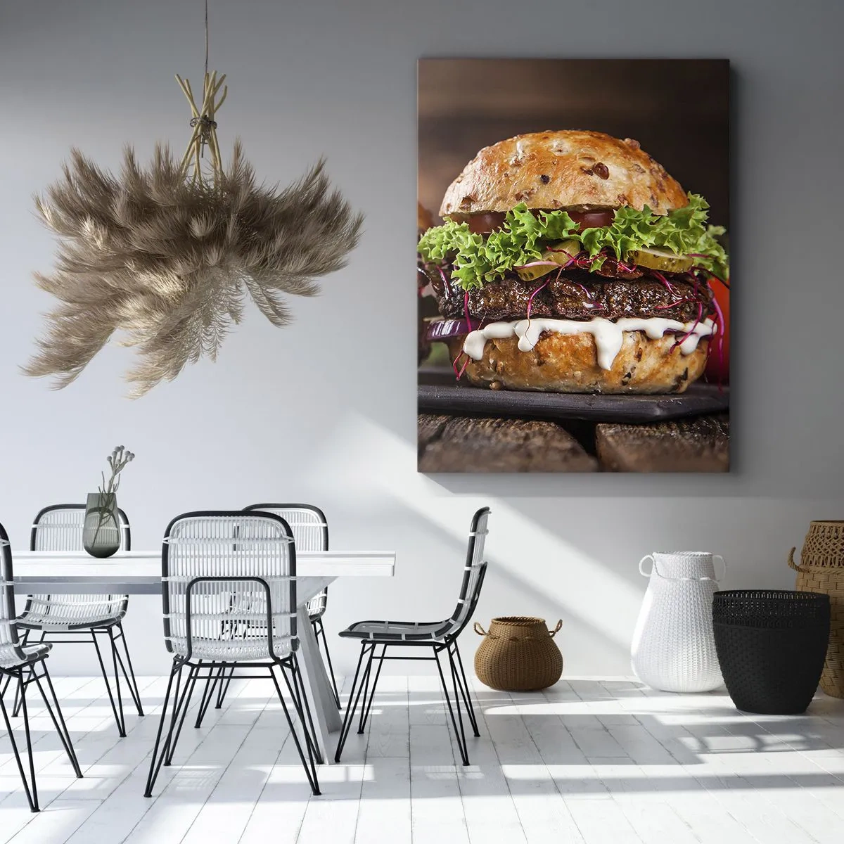 Obraz na płótnie - Soczysty burger z dodatkami na drewnianym tle - 50x70cm - American dream - Nowoczesna dekoracja ścienna do salonu, kuchni i sypialni ARTTOR