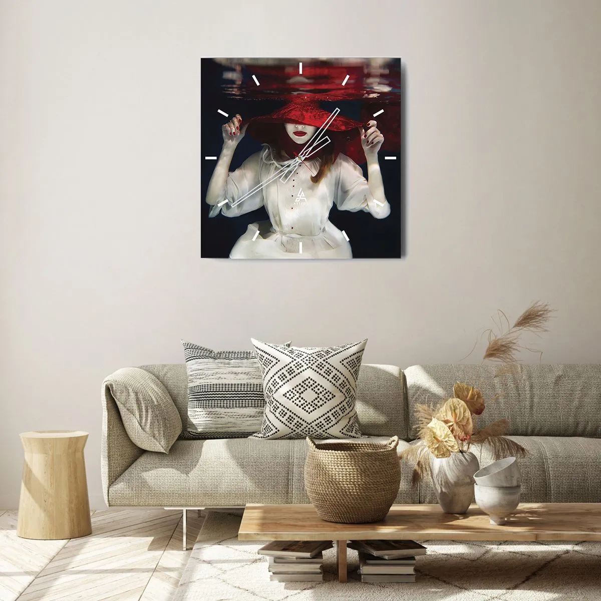 Zegar ścienny - Kobieta w czerwonym kapeluszu zanurzona w wodzie - 30x30cm - Dziwożona - Nowoczesna dekoracja ścienna do salonu i sypialni ARTTOR