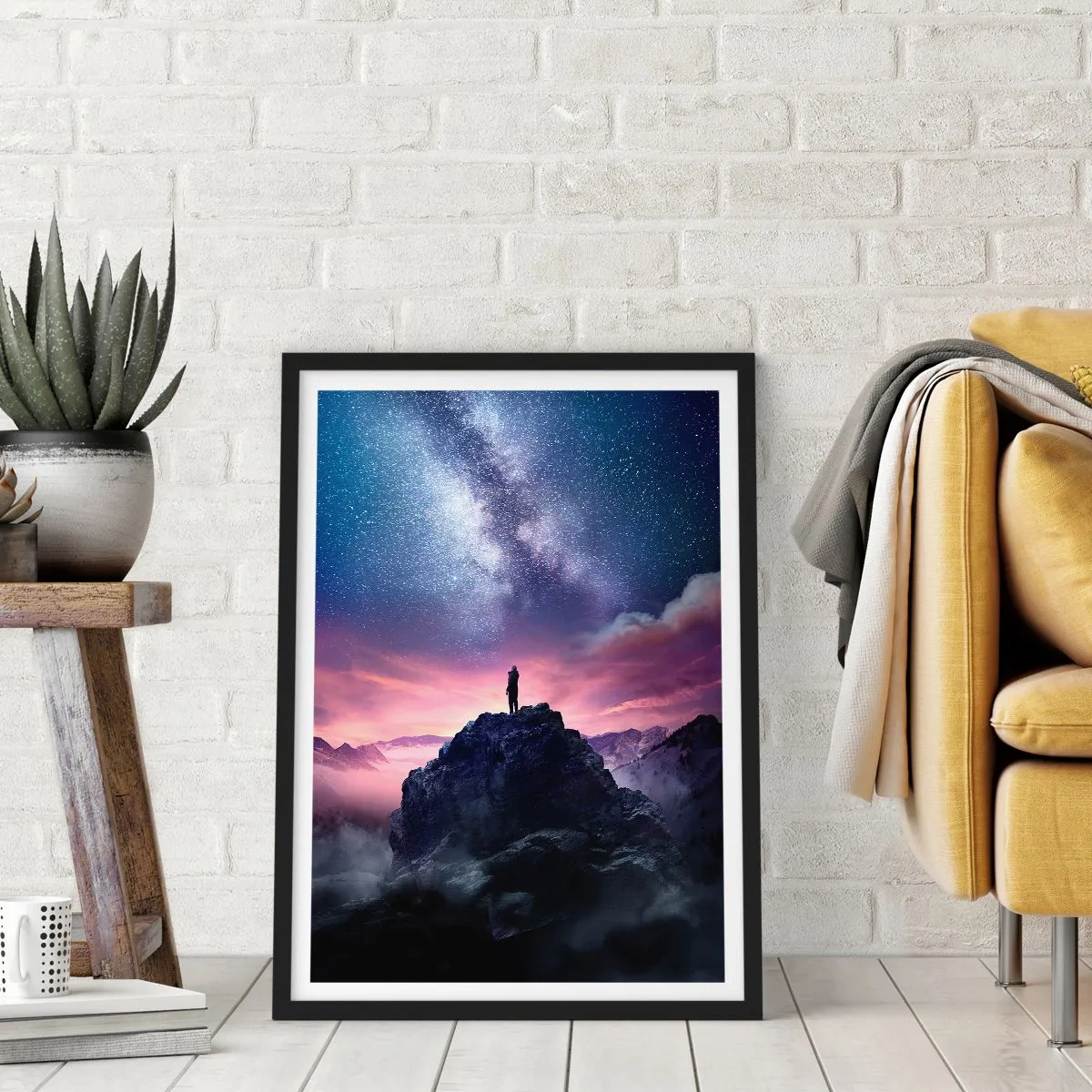 Plakat w czarnej ramie - Sylwetka osoby na szczycie góry pod rozgwieżdżonym niebem - 50x70cm - I poczuł życie - Nowoczesna dekoracja ścienna do salonu i sypialni ARTTOR
