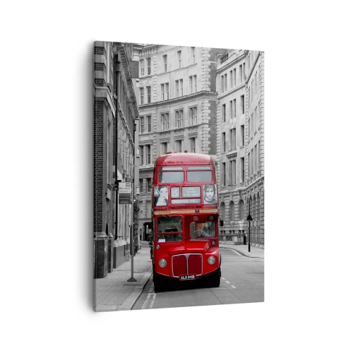 Obraz na płótnie - Czerwony autobus na tle czarno-białej architektury miasta - 50x70cm - Codzienność nie musi być szara - Nowoczesna dekoracja ścienna do salonu, kuchni i sypialni ARTTOR