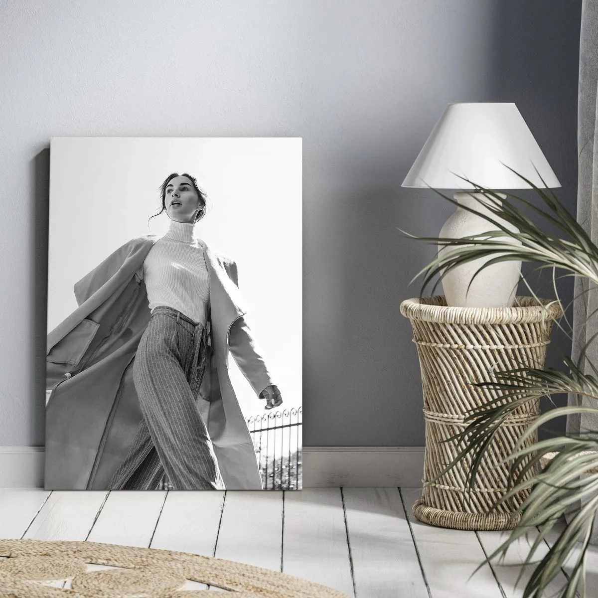 Obraz na płótnie - Stylowa kobieta w płaszczu i golfie uchwycona w ruchu - 50x70cm - Idziesz ze mną? - Nowoczesna dekoracja ścienna do salonu, kuchni i sypialni ARTTOR