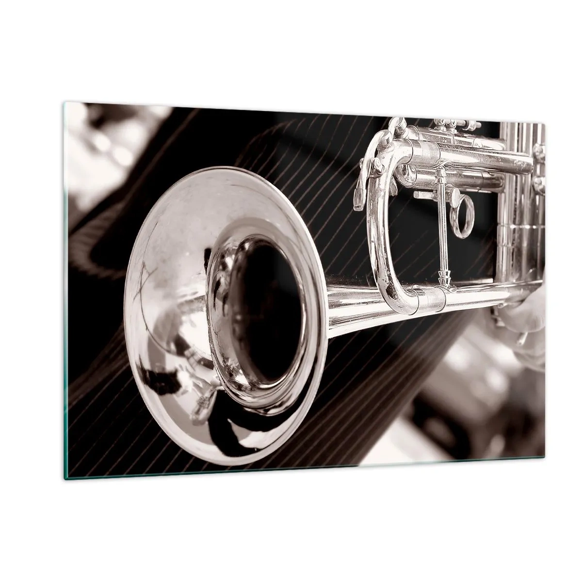 Obraz na szkle - Srebrna trąbka na tle w paski w sepii - 120x80cm - Muzyczna podróż do lat 30. - Nowoczesna dekoracja ścienna do salonu, kuchni i sypialni ARTTOR