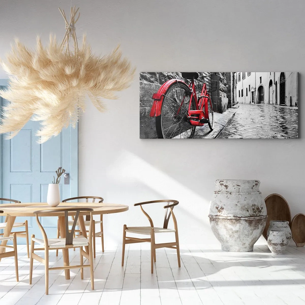 Obraz na płótnie - Czerwony rower w czarno-białej uliczce - 120x50cm - Prawdziwe piękno się nie starzeje - Nowoczesna dekoracja ścienna do salonu i sypialni ARTTOR