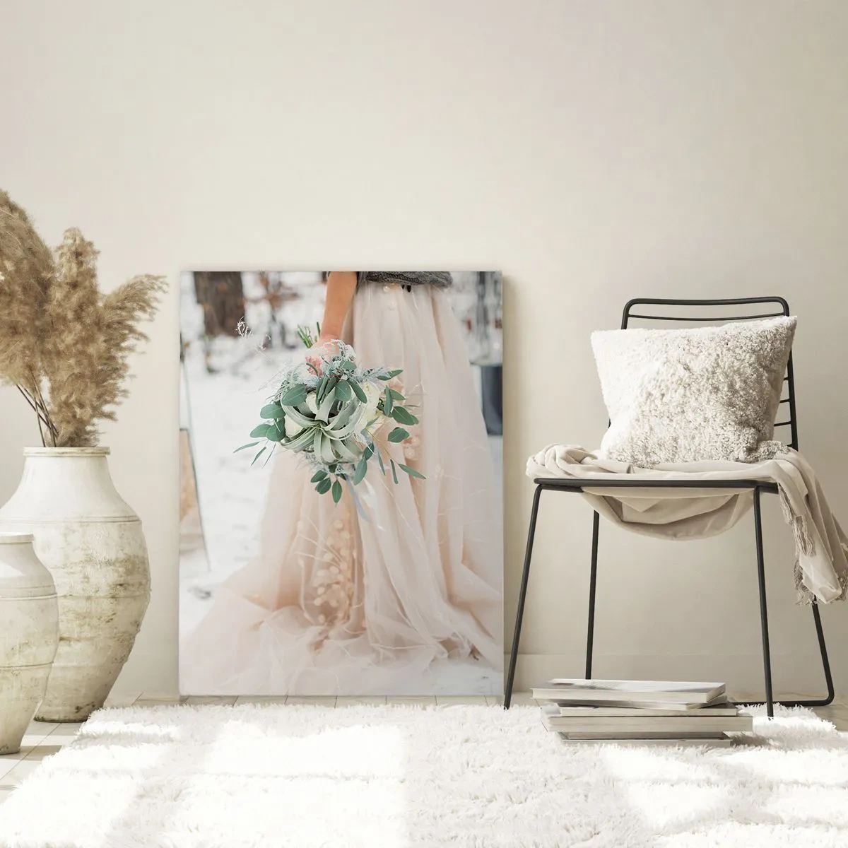Obraz na szkle - Panna młoda w beżowej sukni trzymająca bukiet z eukaliptusem na tle śniegu - 70x100cm - I żyli długo i szczęśliwie - Nowoczesna dekoracja ścienna do salonu i sypialni ARTTOR