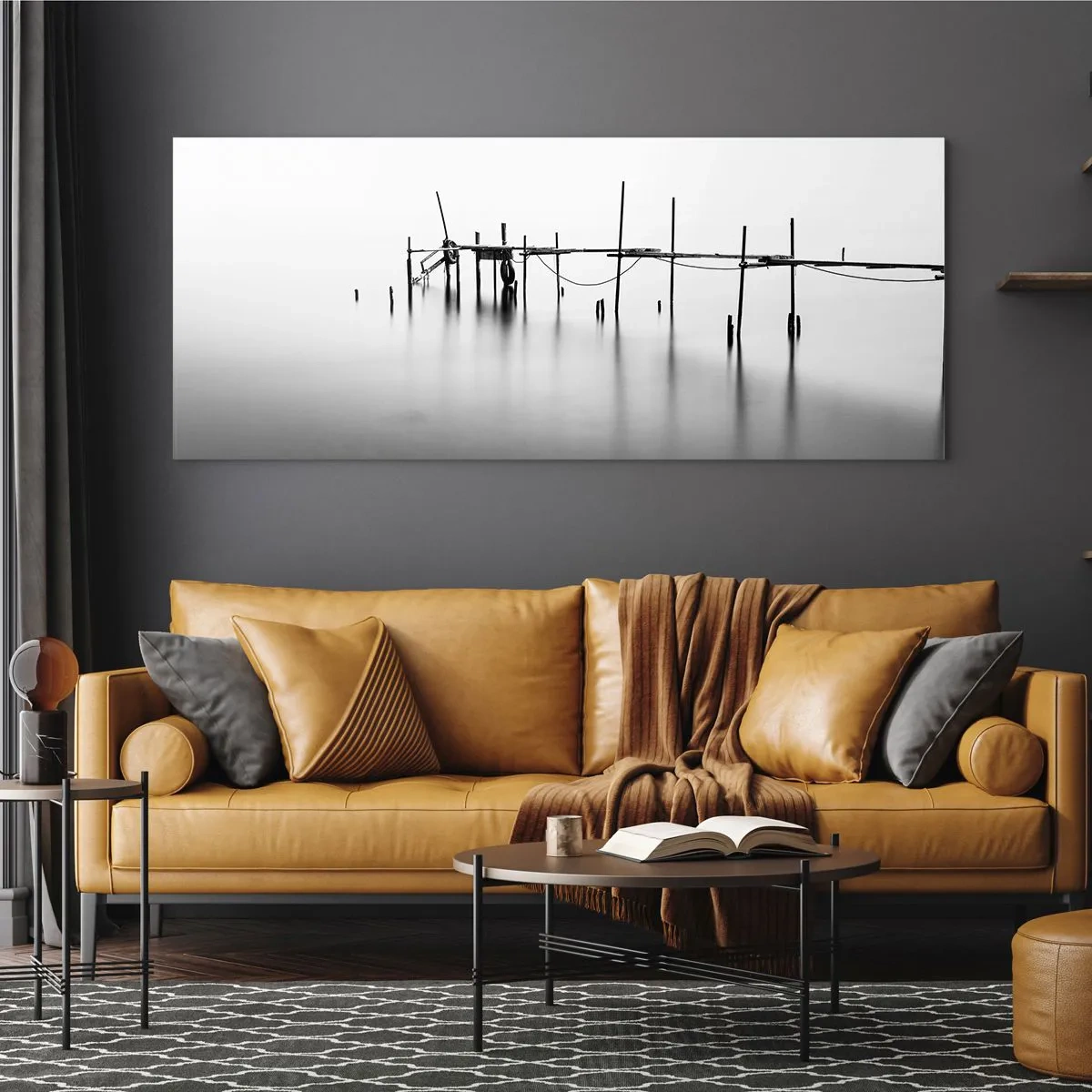Obraz na szkle - Czarno-biały pomost zanurzony w mglistym krajobrazie - 140x50cm - A jeśli świata nie ma? - Nowoczesna dekoracja ścienna do salonu i sypialni ARTTOR
