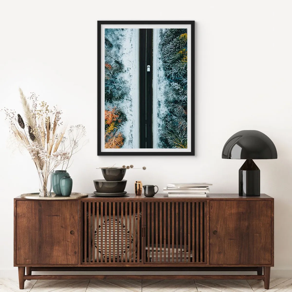 Plakat w czarnej ramie - Zimowy las z drogą i pojedynczym samochodem z lotu ptaka - 50x70cm - Przeciąć zimowy las - Nowoczesna dekoracja ścienna do salonu i sypialni ARTTOR